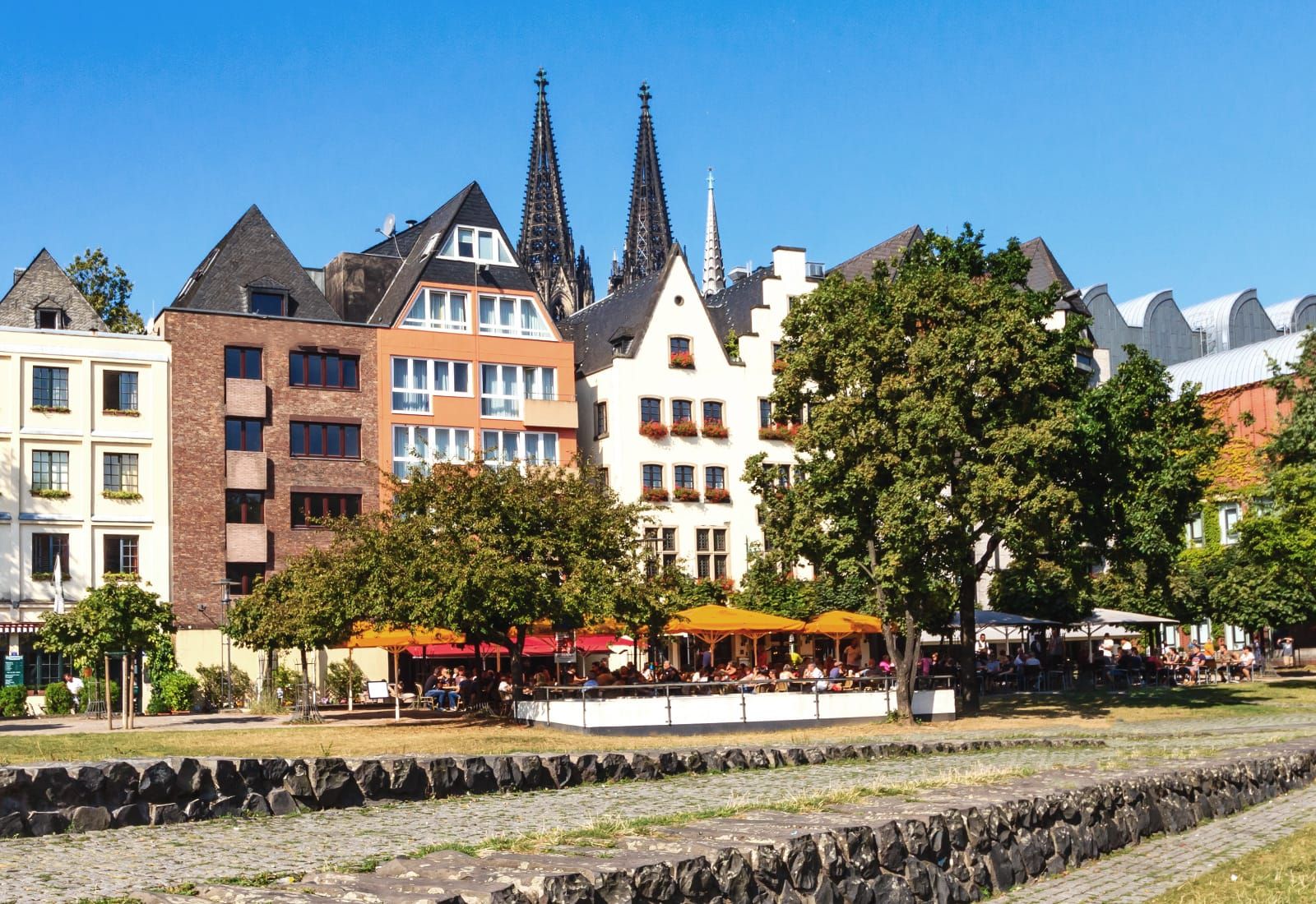 Blick auf die Kölner Altstadt, den Kölner Dom und dem Museum Ludwig