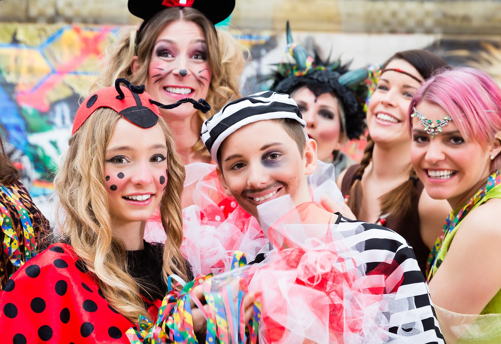 Eine Gruppe verkleideter Jugendlicher, die gemeinsam Karneval feiern